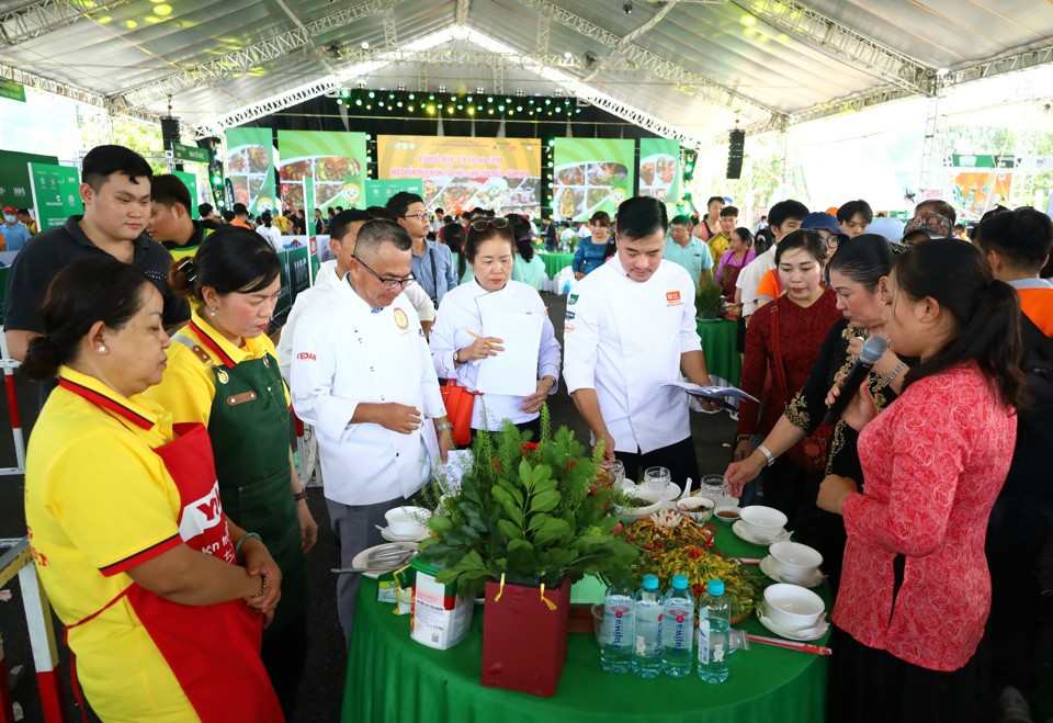 Hội thi ẩm thực&nbsp;&ldquo;Hương sắc Hậu Giang&rdquo; lần thứ 2 - năm 2024 đ&atilde; quy tụ 38 đội.&nbsp;Ảnh MT