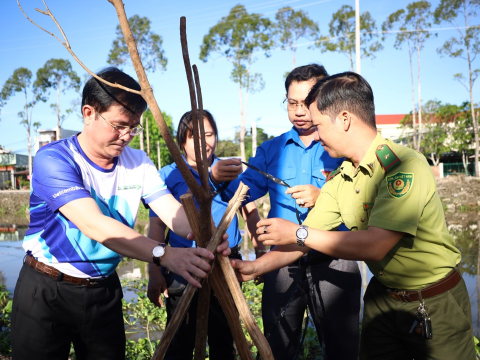 &Ocirc;ng Trần Văn Huyến, Ph&oacute; B&iacute; thư Thường trực Tỉnh ủy, Chủ tịch HĐND tỉnh Hậu Giang (b&igrave;a tr&aacute;i), tham gia trồng c&acirc;y tr&ecirc;n "Tuyến đường xanh Mekong Delta Marathon 2024&rdquo;.