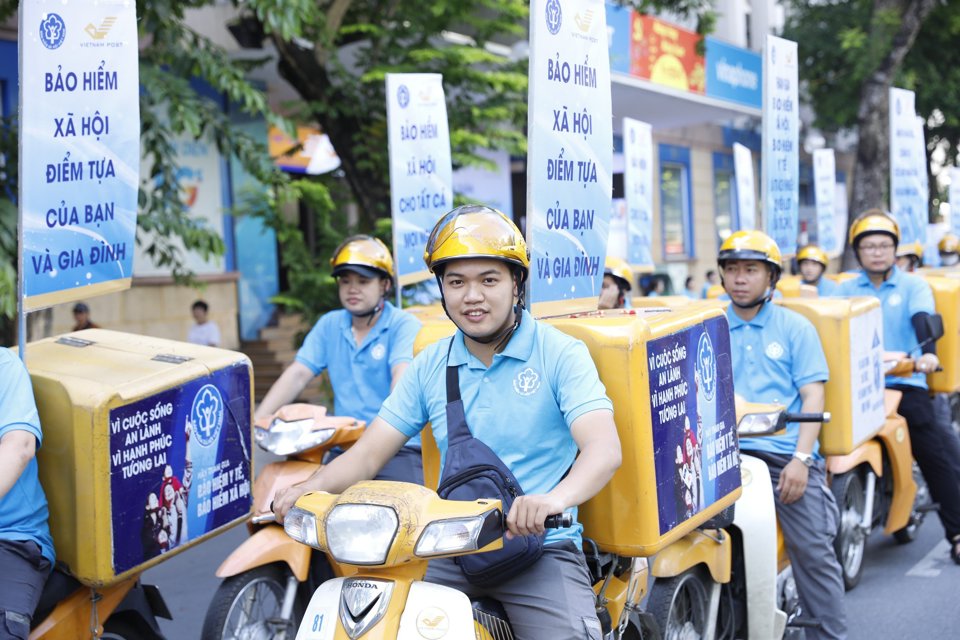 Đo&agrave;n diễu h&agrave;nh đi qua nhiều đường phố để tuy&ecirc;n truyền&nbsp;vận động, ph&aacute;t triển người tham gia BHXH tự nguyện, BHYT hộ gia đ&igrave;nh.