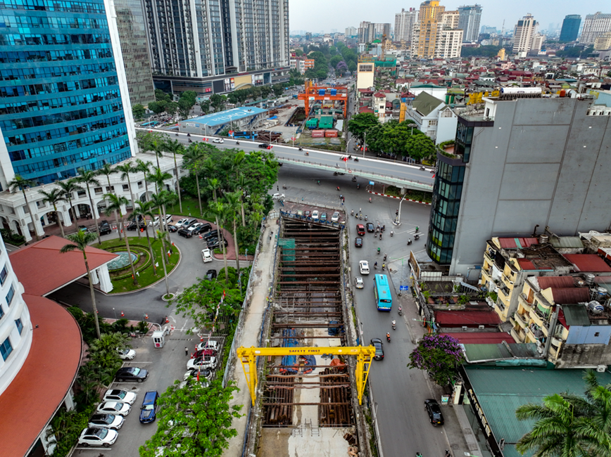 Rào chắn gầm cầu vượt Nguyễn Chí Thanh phục vụ thi công dốc hạ ngầm - Ảnh 1