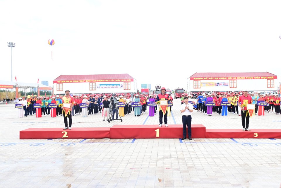 Nh&acirc;n dịp n&agrave;y, Bộ C&ocirc;ng an tặng Bằng khen cho 6 đội tuyển đạt giải Nhất to&agrave;n đo&agrave;n V&ograve;ng thi thứ 3; giải Nhất phần thi Thực h&agrave;nh v&agrave; giải Nhất to&agrave;n đo&agrave;n V&ograve;ng Chung kết.