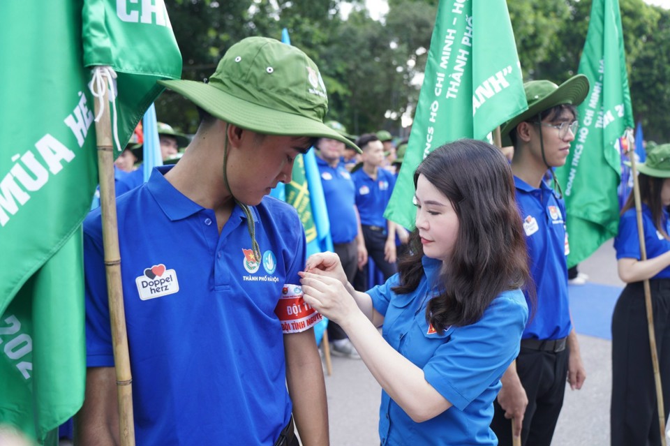 B&iacute; thư Th&agrave;nh đo&agrave;n H&agrave; Nội Chu Hồng Minh gắn&nbsp;thẻ đội trưởng c&aacute;c đội t&igrave;nh nguyện&nbsp;