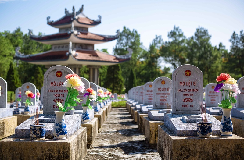 &nbsp;Ng&agrave;y đất nước được h&ograve;a b&igrave;nh, thống nhất, Quảng Trị trở th&agrave;nh mảnh "đất thi&ecirc;ng" bởi nơi đ&acirc;y trở th&agrave;nh chốn y&ecirc;n nghỉ vĩnh hằng của hơn 53.000 anh h&ugrave;ng liệt sĩ, quy tập ở 72 nghĩa trang, trong đ&oacute; c&oacute; 2 nghĩa trang liệt sĩ quốc gia l&agrave; Nghĩa trang Liệt sĩ Quốc gia Đường 9 v&agrave; Nghĩa trang Liệt sĩ Quốc gia Trường Sơn.