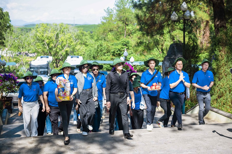 D&ugrave; dưới thời tiết nắng &ldquo;như đổ lửa&rdquo;, nhưng tại c&aacute;c nghĩa trang Quốc gia lu&ocirc;n c&oacute; h&agrave;ng trăm đo&agrave;n kh&aacute;ch đến từ khắp mọi miền Tổ quốc đến d&acirc;ng hương, d&acirc;ng hoa. Những v&ograve;ng hoa tươi thắm c&ugrave;ng n&eacute;n hương thơm thể hiện sự biết ơn v&ocirc; hạn trước anh linh những người con ưu t&uacute; của đất nước.