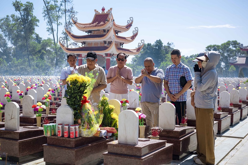 Trong kh&ocirc;ng kh&iacute; trang nghi&ecirc;m, tất cả c&aacute;c đo&agrave;n đều d&agrave;nh ph&uacute;t mặc niệm b&agrave;y tỏ l&ograve;ng biết ơn s&acirc;u sắc với c&aacute;c anh h&ugrave;ng liệt sĩ đ&atilde; anh dũng hy sinh v&igrave; sự nghiệp giải ph&oacute;ng d&acirc;n tộc, thống nhất đất nước, x&acirc;y dựng v&agrave; bảo vệ Tổ quốc.