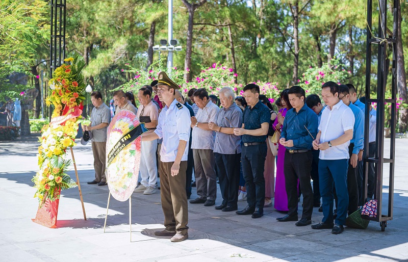 Nghĩa trang Liệt sĩ Quốc gia Trường sơn c&oacute; khoảng 10.263 phần mộ liệt sĩ, những ng&ocirc;i mộ liệt sĩ được xếp theo tỉnh, th&agrave;nh phố trải tr&ecirc;n năm quả đồi. Mỗi khu đều c&oacute; nh&agrave; tưởng niệm với kiến tr&uacute;c phảng phất h&igrave;nh ảnh c&aacute;c v&ugrave;ng qu&ecirc; Việt Nam.&nbsp;