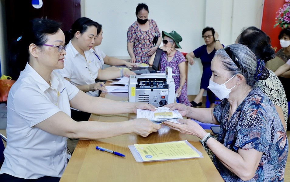 Từ ng&agrave;y 1/7/2025, người từ đủ 75 tuổi trở l&ecirc;n m&agrave; kh&ocirc;ng c&oacute; lương hưu hoặc trợ cấp bảo hiểm x&atilde; hội h&agrave;ng th&aacute;ng th&igrave; được hưởng trợ cấp hưu tr&iacute; x&atilde; hội. Ảnh minh họa: Internet