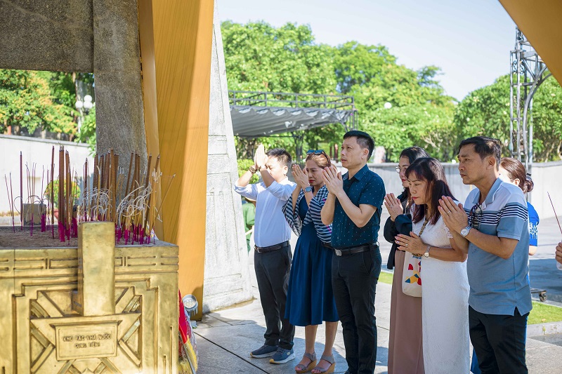 Nơi đ&acirc;y&nbsp;kh&ocirc;ng chỉ l&agrave; nơi an nghỉ của c&aacute;c anh h&ugrave;ng liệt sĩ m&agrave; c&ograve;n l&agrave; biểu tượng của tinh thần, &yacute; ch&iacute; đấu tranh gi&agrave;nh độc lập v&agrave; kh&aacute;t vọng h&ograve;a b&igrave;nh của d&acirc;n tộc Việt Nam. Đồng thời, l&agrave; nơi để c&aacute;c gia đ&igrave;nh liệt sĩ, c&aacute;c đo&agrave;n đại biểu của Đảng, Nh&agrave; nước, c&aacute;c địa phương, người d&acirc;n v&agrave; bạn b&egrave; quốc tế đến thăm viếng nghĩa trang theo truyền thống của d&acirc;n tộc Việt Nam