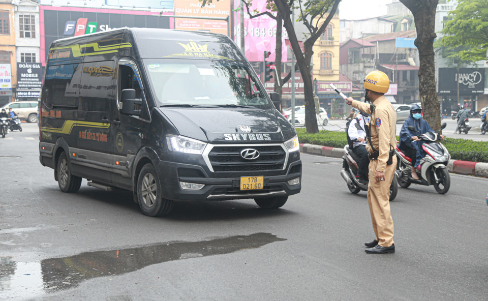 Lực lượng chức năng kiểm tra xe vận tải hành khách trên địa bàn. Ảnh: Lê Khánh