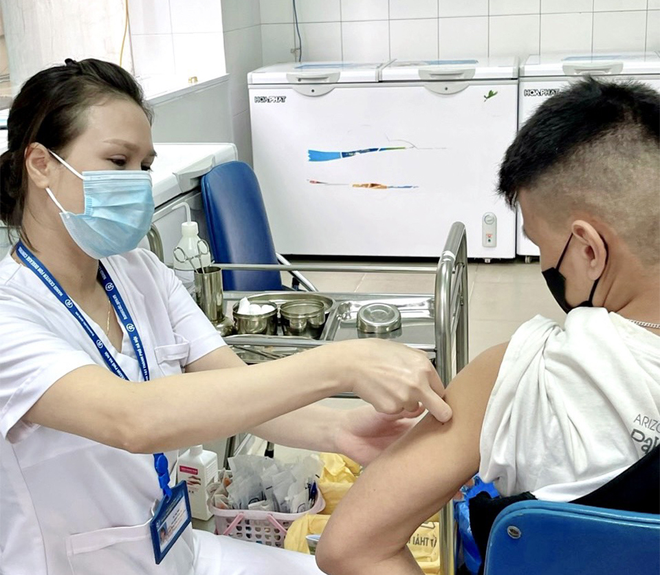 Nh&acirc;n vi&ecirc;n y tế ti&ecirc;m ph&ograve;ng vaccine cho trẻ.