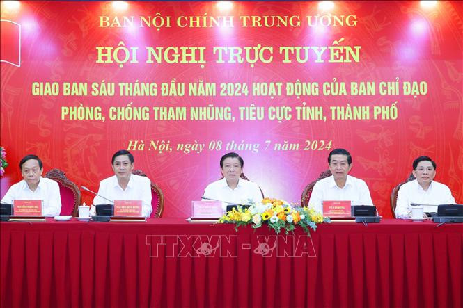 C&aacute;c đồng ch&iacute; l&atilde;nh đạo Ban Nội ch&iacute;nh Trung ương điều h&agrave;nh hội nghị tại điểm cầu Trung ương. Ảnh: TTXVN