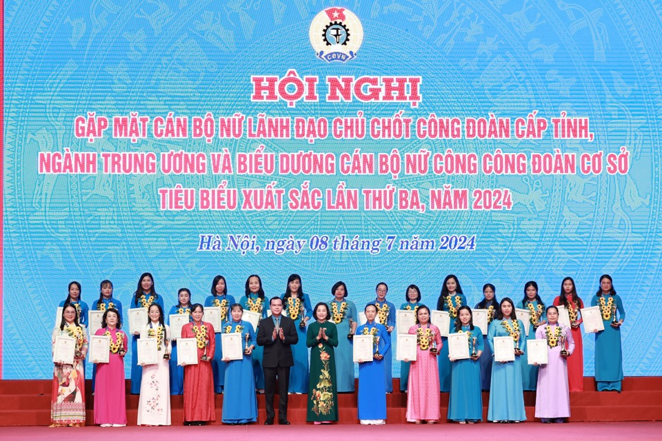 Tại chương tr&igrave;nh c&oacute; 95&nbsp;trưởng ban nữ c&ocirc;ng c&ocirc;ng đo&agrave;n cơ sở được biểu dương, t&ocirc;n vinh