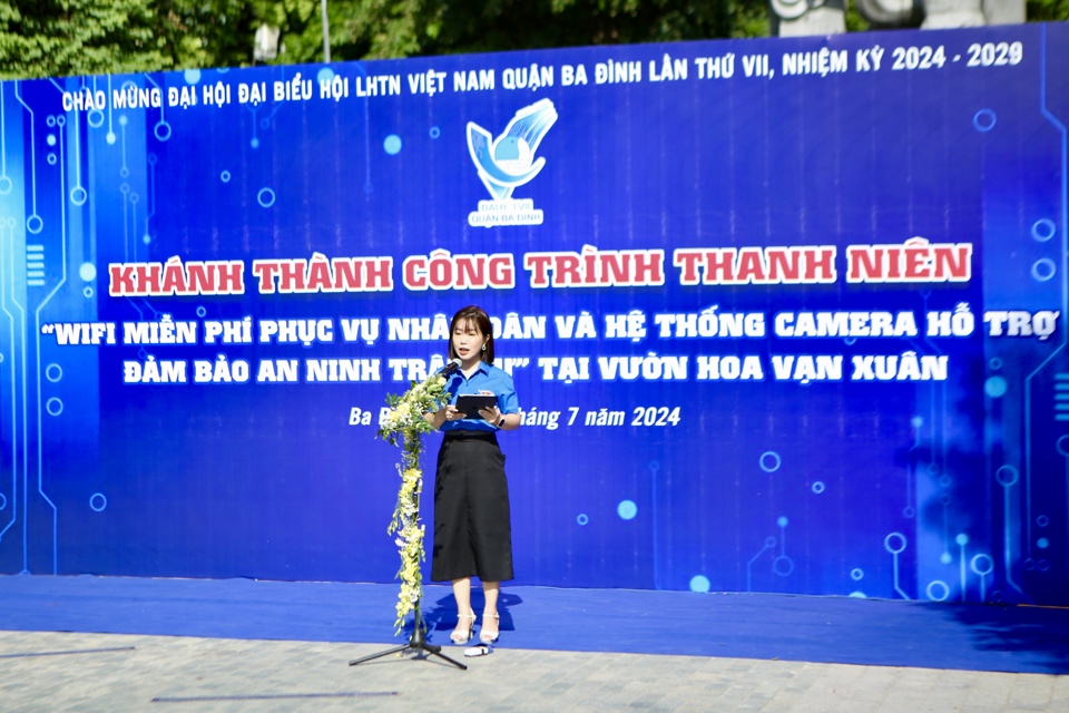 B&iacute; thư Quận đo&agrave;n - Chủ tịch Hội Li&ecirc;n hiệp Thanh ni&ecirc;n Việt Nam quận Ba Đ&igrave;nh Nguyễn Thị Thanh Phượng ph&aacute;t biểu tại buổi lễ.