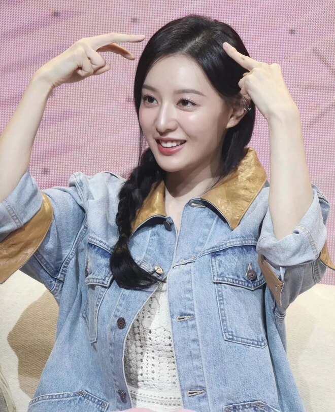 Kim Ji Won rạng rỡ trong buổi fan meeting tại Seoul. Ảnh: Naver