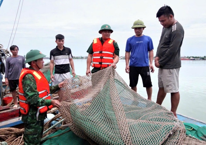 Sử dụng lưới gi&atilde; c&agrave;o đ&aacute;nh bắt sai quy định sẽ dẫn đến hủy hoại nguồn lợi thủy sản, g&acirc;y nhiều hệ lụy đến m&ocirc;i trường biển