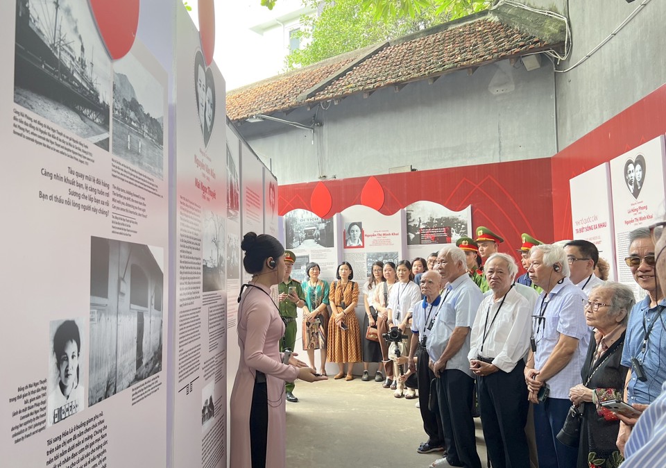 Nh&acirc;n chứng lịch sử tham quan trưng b&agrave;y. Ảnh: Minh An