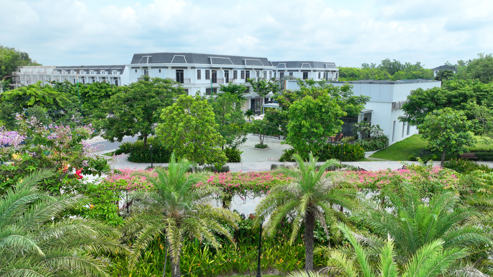 Mảng xanh đan xen những d&atilde;y nh&agrave; phố mang đến kh&ocirc;ng gian trong l&agrave;nh cho khu đ&ocirc; thị Richland Residence