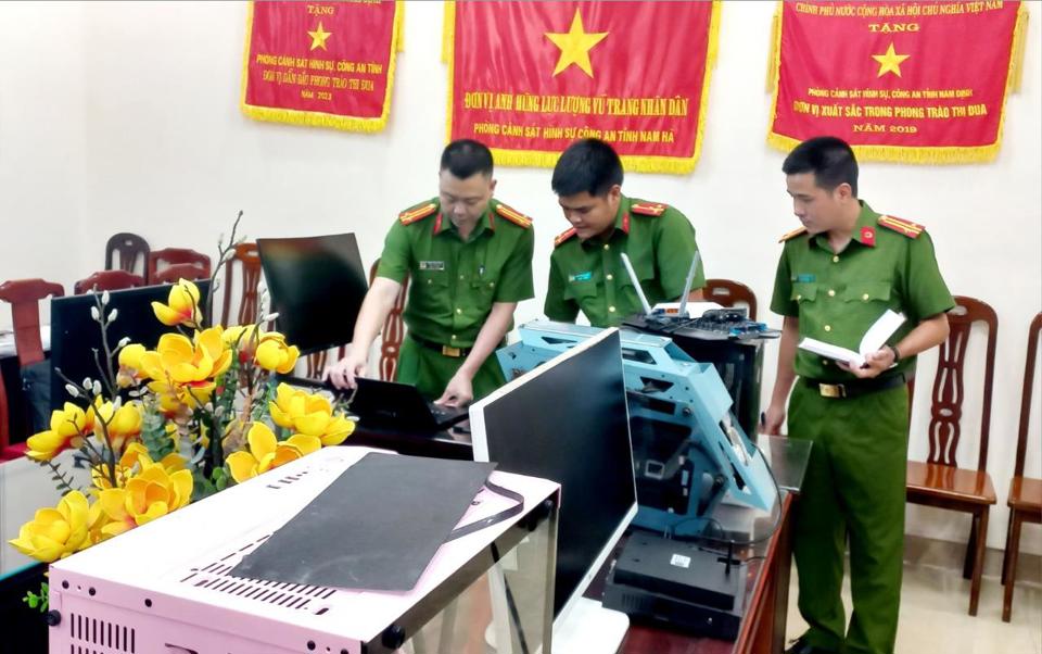 Ph&ograve;ng Cảnh s&aacute;t h&igrave;nh sự C&ocirc;ng an tỉnh Nam Định thu giữ 20 ĐTDĐ, 04 bộ m&aacute;y vi t&iacute;nh c&aacute;c loại, 2 &ocirc; t&ocirc;. Ảnh: CACC