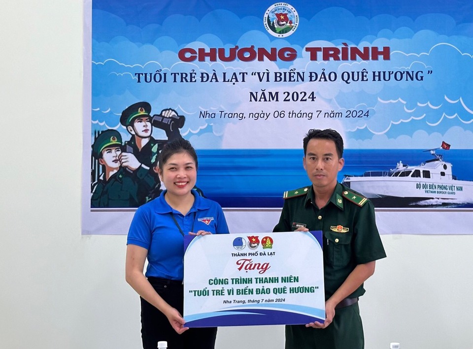 Đại diện tuổi trẻ Tp Đ&agrave; Lạt trao tặng c&ocirc;ng tr&igrave;nh thanh ni&ecirc;n &ldquo;Tuổi trẻ v&igrave; biển đảo qu&ecirc; hương&rdquo; cho trạm kiểm so&aacute;t Bi&ecirc;n ph&ograve;ng H&ograve;n Rớ, TP Nha Trang, tỉnh Kh&aacute;nh H&ograve;a.