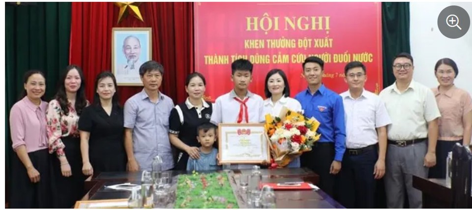 C&aacute;c đồng ch&iacute; l&atilde;nh đạo TP, phường Trần Nguy&ecirc;n H&atilde;n, nh&agrave; trường v&agrave; gia đ&igrave;nh em Kh&uacute;c Trần Long, ch&aacute;u L&ecirc; Minh Kh&ocirc;i chụp ảnh lưu niệm.