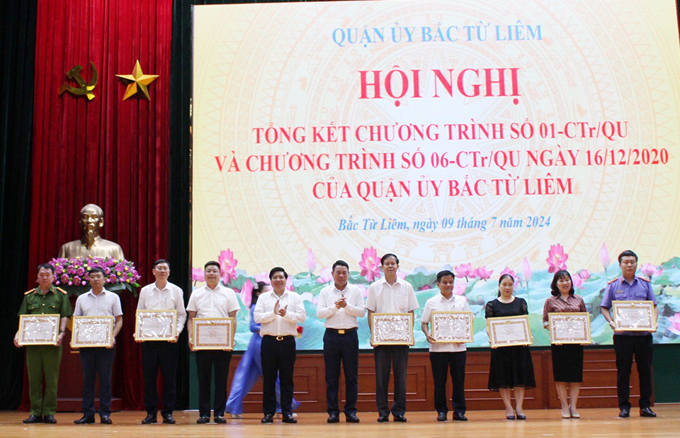 Ph&oacute; B&iacute; thư Thường trực Quận ủy Bắc Từ Li&ecirc;m Nguyễn Tiến Th&agrave;nh v&agrave; Chủ tịch UBND quận&nbsp;Bắc Từ Li&ecirc;m Nguyễn Hữu Tuy&ecirc;n trao khen thưởng cho c&aacute;c tập thể, c&aacute; nh&acirc;n.