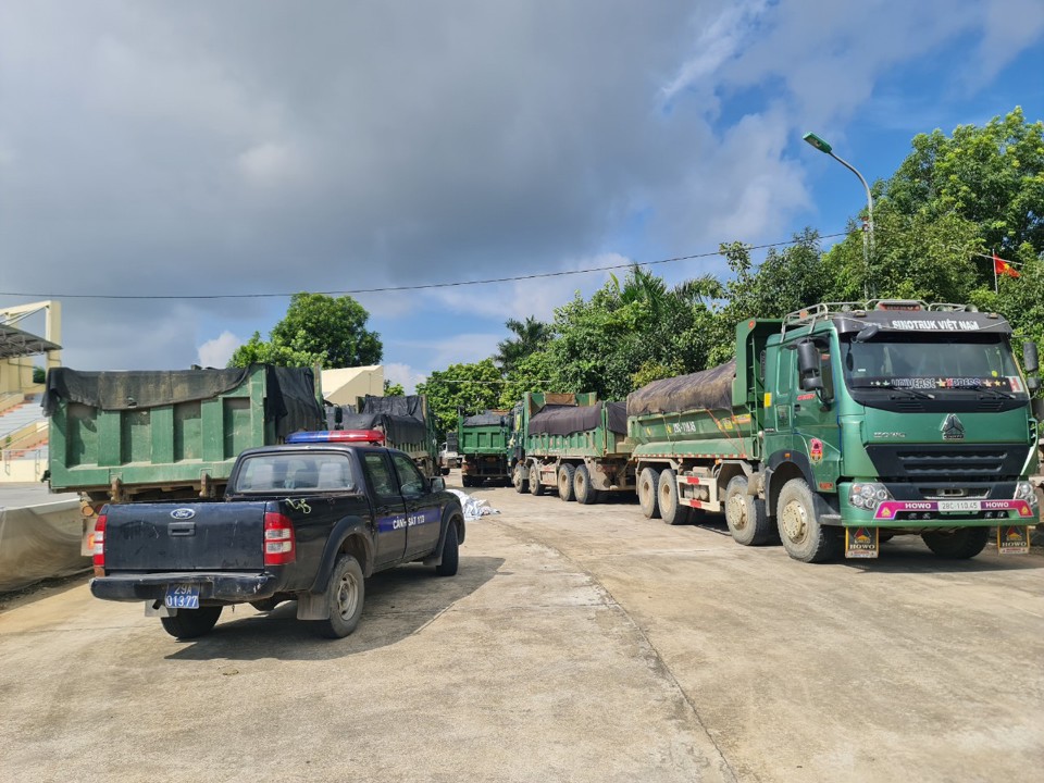 Sau gần một tuần tạm giữ, lực lượng chức năng đ&atilde; tiến h&agrave;nh c&acirc;n tải trọng được 4 trong 5 chiếc xe. Cả 4 chiếc đều qu&aacute; tải trọng cho ph&eacute;p.