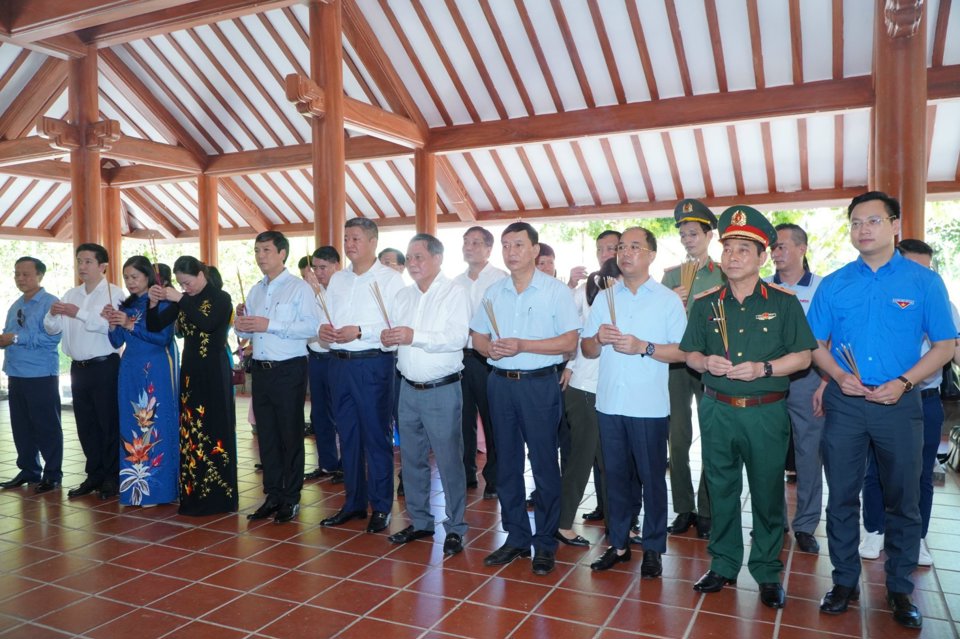 Ph&oacute; B&iacute; thư Th&agrave;nh ủy Nguyễn Văn Phong v&agrave; Đo&agrave;n đại biểu TP H&agrave; Nội d&acirc;ng hương tại Nh&agrave; tưởng niệm Chủ tịch Hồ Ch&iacute; Minh trong khu&ocirc;n vi&ecirc;n Nghĩa trang Liệt sĩ quốc gia Trường Sơn. Ảnh: Hồng Th&aacute;i