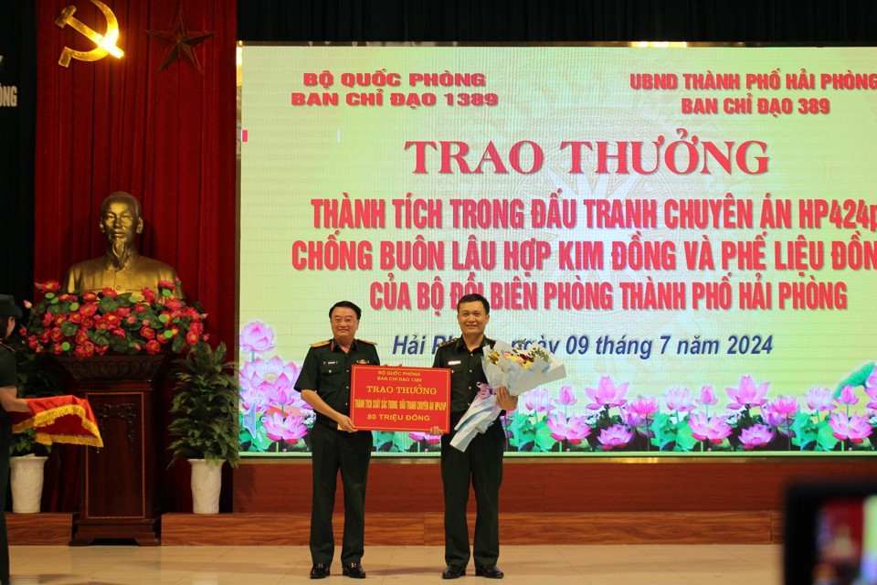 Trung tướng L&ecirc; Đ&igrave;nh Thương, Ch&aacute;nh Thanh tra Bộ Quốc ph&ograve;ng, Ph&oacute; Trưởng Ban Chỉ đạo 1389 Bộ Quốc ph&ograve;ng trao thưởng cho Bộ đội Bi&ecirc;n ph&ograve;ng TP Hải Ph&ograve;ng.