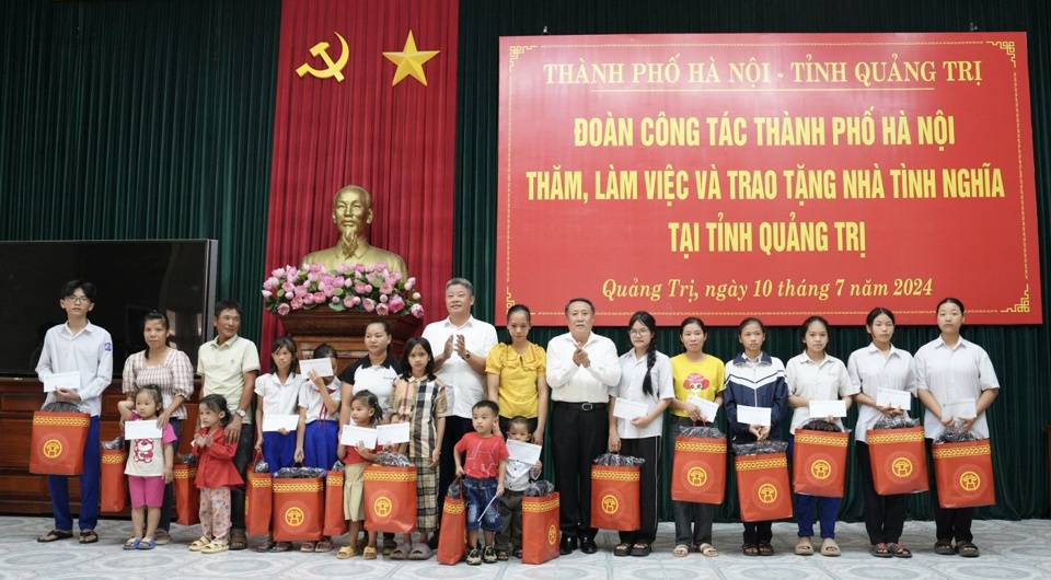 L&atilde;nh đạo TP H&agrave; Nội v&agrave; tỉnh Quảng Trị trao qu&agrave; tới người c&oacute; c&ocirc;ng, trẻ em c&oacute; ho&agrave;n cảnh kh&oacute; khăn. Ảnh Hồng Th&aacute;i