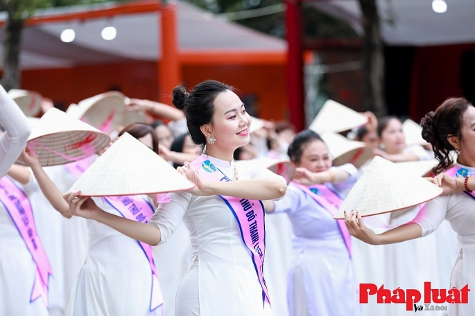 Lễ hội &Aacute;o d&agrave;i Du lịch H&agrave; Nội 2022 diễn ra tại kh&ocirc;ng gian phố đi bộ hồ Gươm Ảnh: Kh&aacute;nh Huy