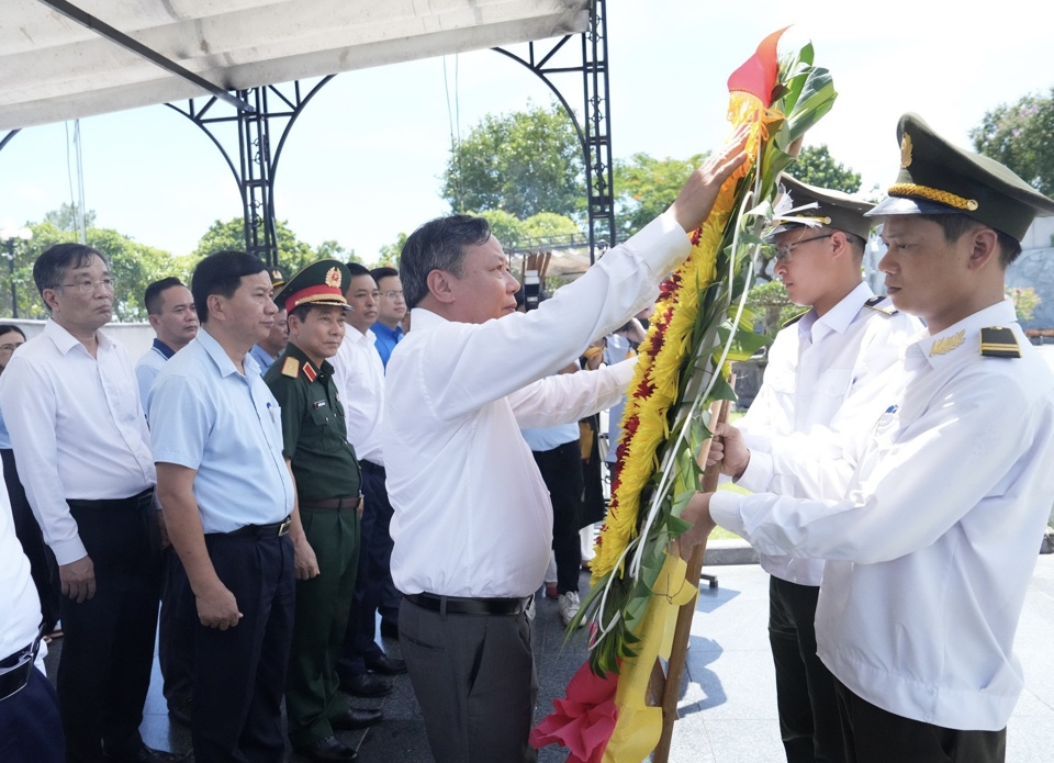 Đo&agrave;n đại biểu TP H&agrave; Nội d&acirc;ng hoa, d&acirc;ng hương, b&agrave;y tỏ l&ograve;ng biết ơn v&ocirc; hạn, sự tri &acirc;n s&acirc;u sắc đối với c&ocirc;ng lao to lớn của c&aacute;c anh h&ugrave;ng liệt sĩ. Ảnh: Hồng Th&aacute;i&nbsp;