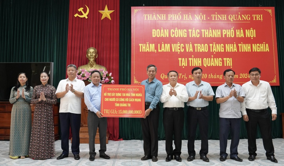 Ph&oacute; B&iacute; thư Th&agrave;nh ủy H&agrave; Nội Nguyễn Văn Phong trao biển tượng trưng tặng 150 nh&agrave; t&igrave;nh nghĩa cho đại diện l&atilde;nh đạo tỉnh Quảng Trị. Ảnh Hồng Th&aacute;i