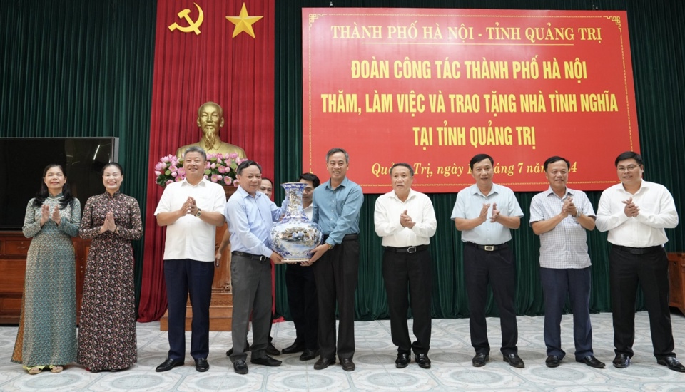 L&atilde;nh đạo TP H&agrave; Nội trao qu&agrave; lưu niệm tặng tỉnh Quảng Trị. Ảnh Hồng Th&aacute;i