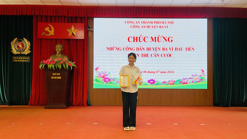 Những c&ocirc;ng d&acirc;n đầu ti&ecirc;n được cấp thẻ căn cước theo mẫu mới.