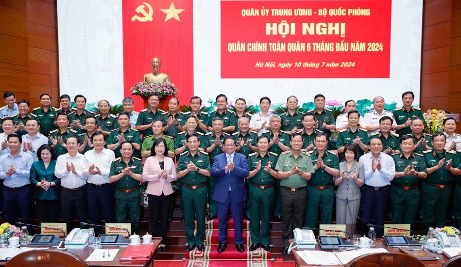 Thủ tướng tr&acirc;n trọng cảm ơn, đ&aacute;nh gi&aacute; cao, biểu dương v&agrave; nhiệt liệt ch&uacute;c mừng những kết quả, th&agrave;nh t&iacute;ch m&agrave; Bộ Quốc ph&ograve;ng v&agrave; to&agrave;n qu&acirc;n đạt được, đ&oacute;ng g&oacute;p rất quan trọng v&agrave;o những th&agrave;nh tựu chung của cả nước trong thời gian qua - Ảnh: VGP/Nhật Bắc