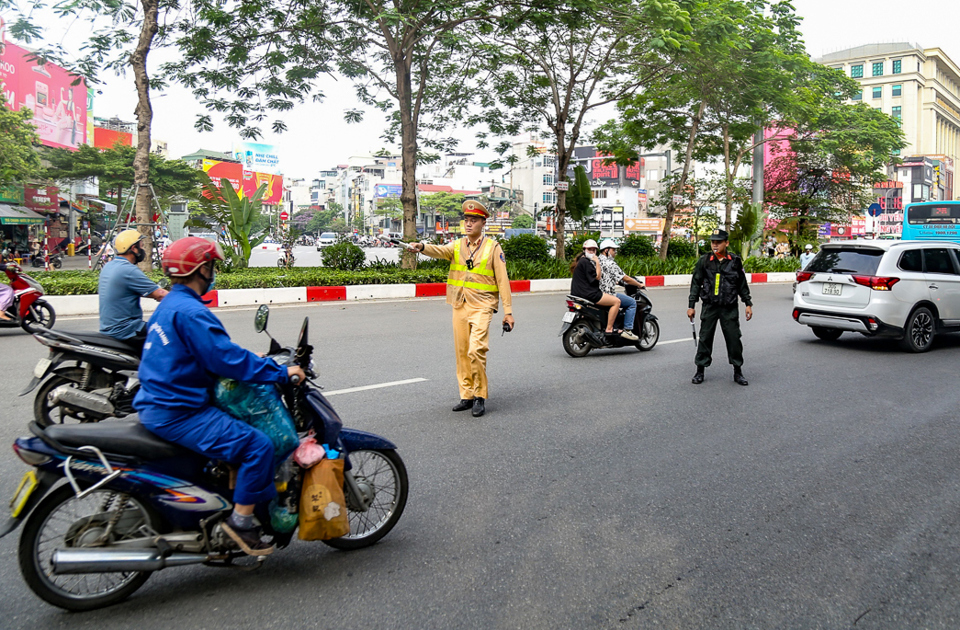 Lực lượng tổ công tác đặc biệt dừng xe vi phạm. Ảnh: Phạm Hùng