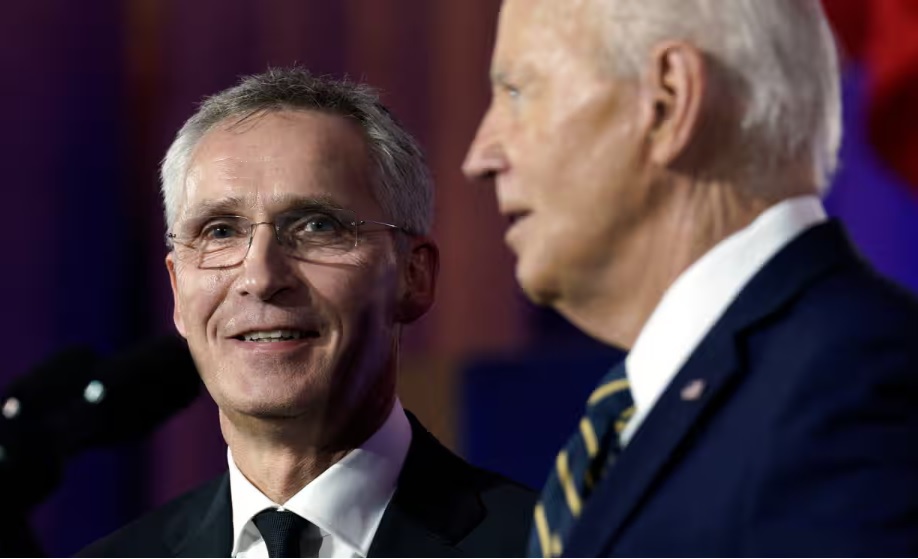 Tổng thư k&yacute; NATO, Jens Stoltenberg, với tổng thống Mỹ, Joe Biden, tại lễ khai mạc hội nghị thượng đỉnh NATO ở Washington. Ảnh: EPA