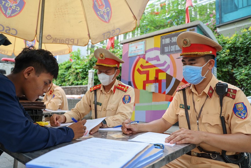 Sau hơn 1 giờ triển khai, 5 tổ c&ocirc;ng t&aacute;c đặc biệt mới đ&atilde; xử l&yacute; 61 trường hợp vi phạm, tạm giữ 22 phương tiện c&aacute;c loại, tạm giữ h&agrave;ng chục GPLX tr&ecirc;n m&ocirc;i trường điện tử. C&aacute;c lỗi phổ biến như kh&ocirc;ng đội mũ bảo hiểm, chở h&agrave;ng cồng kềnh, k&eacute;o theo xe kh&aacute;c.