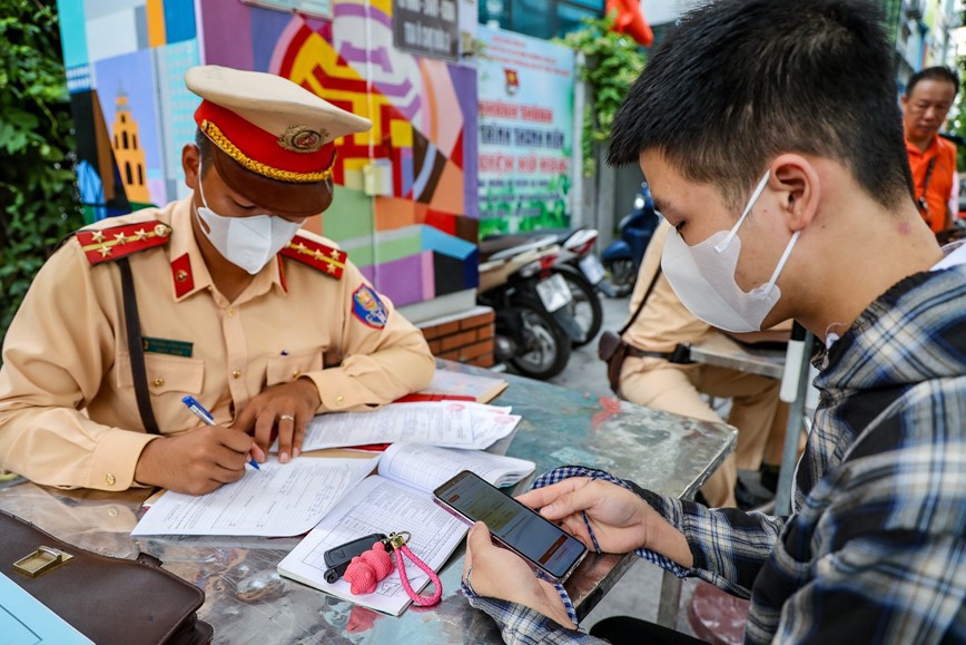 Một trường hợp xuất tr&igrave;nh giấy tờ xe qua t&agrave;i khoản Vneid.