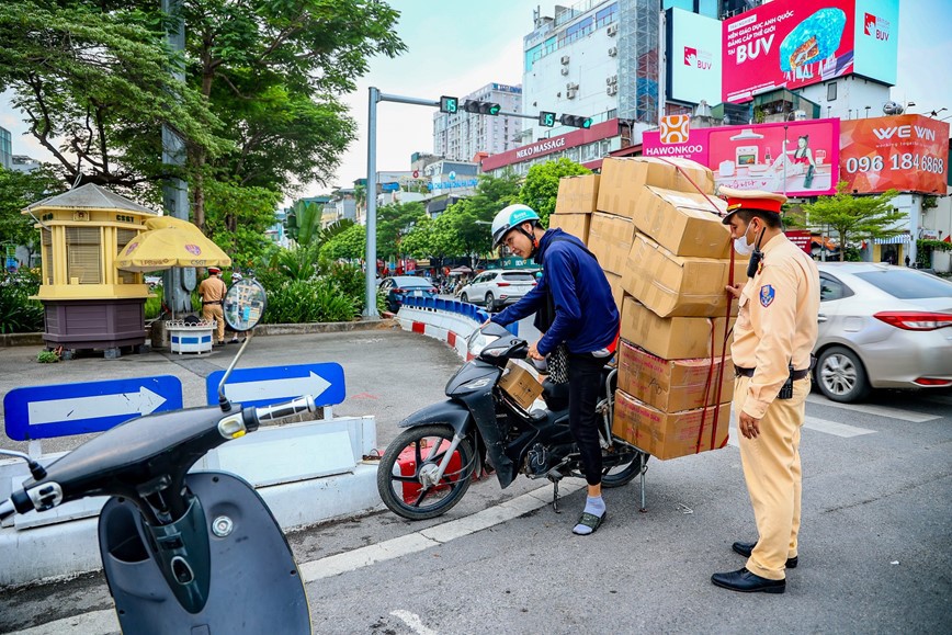 Một trường hợp xe m&aacute;y chở h&agrave;ng cồng kềnh bị lực lượng chức năng dừng xe, xử phạt.&nbsp;