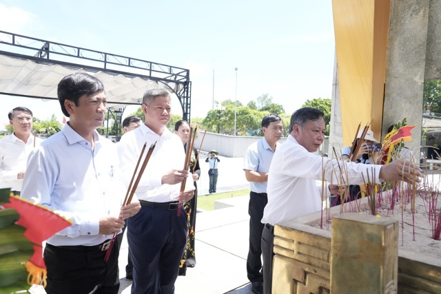 Ph&oacute; B&iacute; thư Th&agrave;nh ủy Nguyễn Văn Phong v&agrave; Đo&agrave;n đại biểu TP H&agrave; Nội d&acirc;ng hương, tưởng niệm c&aacute;c anh h&ugrave;ng liệt sĩ tại Nghĩa trang Liệt sĩ quốc gia Đường 9. Ảnh: Hồng Th&aacute;i