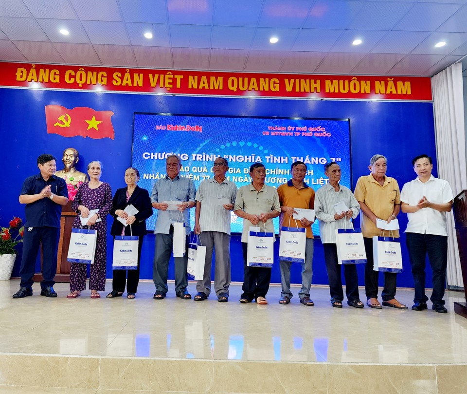 &Ocirc;ng Nguyễn Anh Đức &ndash; Ph&oacute; Tổng Bi&ecirc;n tập B&aacute;o Kinh tế &amp; Đ&ocirc; thị v&agrave; &ocirc;ng&nbsp;Mai Hữu K&iacute;ch &ndash; Trưởng Ban D&acirc;n vận, Chủ tịch Ủy ban MTTQVN TP Ph&uacute; Quốc trao qu&agrave; cho những gia đ&igrave;nh c&oacute; c&ocirc;ng với c&aacute;ch mạng.