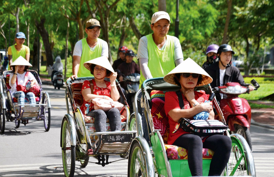 Du kh&aacute;ch H&agrave;n Quốc tham quan phố phường H&agrave; Nội. Ảnh: Ho&agrave;i Nam