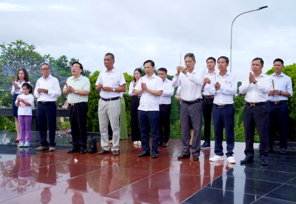 S&aacute;ng c&ugrave;ng ng&agrave;y, đo&agrave;n c&ocirc;ng t&aacute;c của B&aacute;o Kinh tế &amp; Đ&ocirc; thị đ&atilde; đến d&acirc;ng hương tại Nghĩa trang Liệt sĩ.