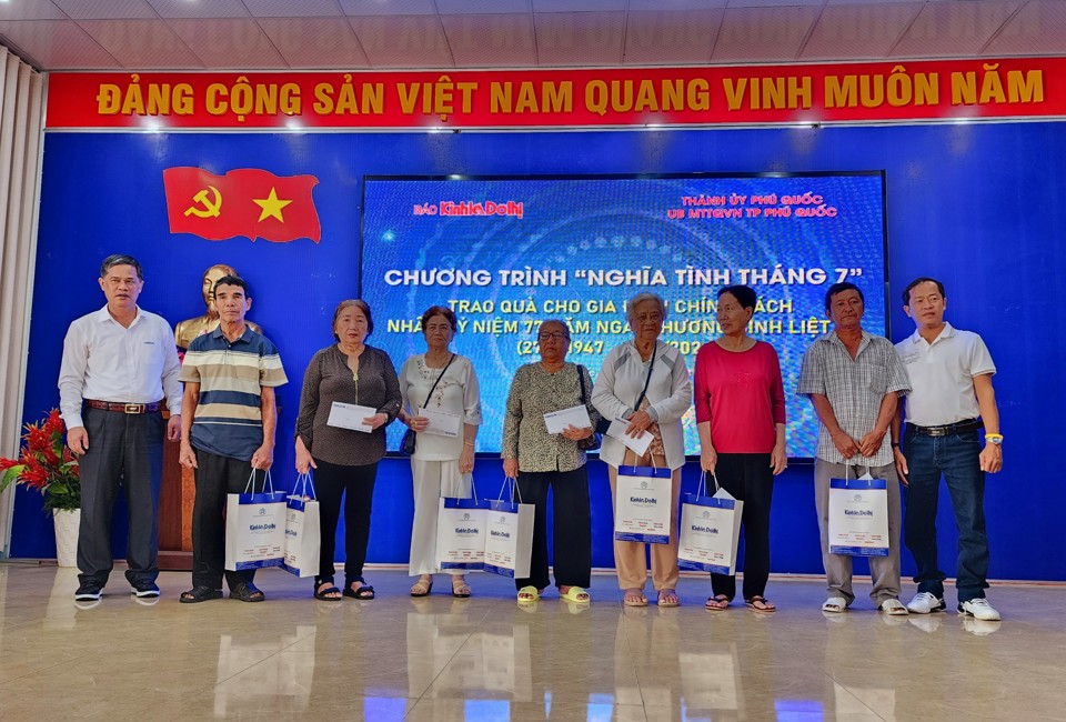 &Ocirc;ng Đo&agrave;n B&aacute; Trường - Trưởng Văn ph&ograve;ng đại diện B&aacute;o Kinh tế &amp; Đ&ocirc; thị tại TP Hồ Ch&iacute; Minh c&ugrave;ng nh&agrave; t&agrave;i trợ trao qu&agrave; cho c&aacute;c gia đ&igrave;nh ch&iacute;nh s&aacute;ch.