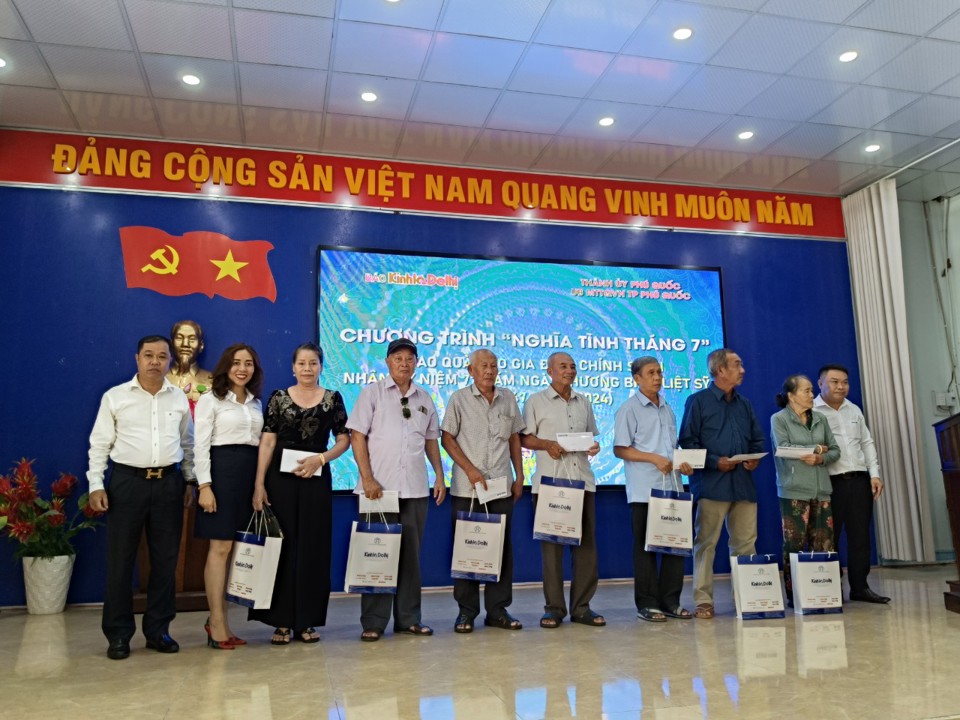 B&agrave; Tống Thị Lan Anh &ndash; Trưởng Ban c&aacute;c Văn ph&ograve;ng đại diện&nbsp;B&aacute;o Kinh tế &amp; Đ&ocirc; thị c&ugrave;ng đại diện c&aacute;c đơn vị t&agrave;i trợ trao qu&agrave; cho người d&acirc;n.