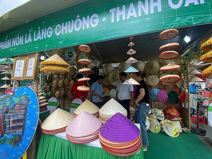 N&oacute;n l&aacute; làng Chu&ocirc;ng (xã Phương Trung, huy&ecirc;̣n Thanh Oai, Hà N&ocirc;̣i) - sản phẩm được cấp chứng nhận OCOP 4 sao. Ảnh: Văn Bi&ecirc;n &nbsp;