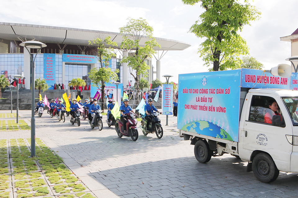 Đo&agrave;n Thanh ni&ecirc;n huyện Đ&ocirc;ng Anh ra qu&acirc;n tuy&ecirc;n truyền c&ocirc;ng t&aacute;c d&acirc;n số hưởng ứng Ng&agrave;y D&acirc;n số thế giới 11/7.