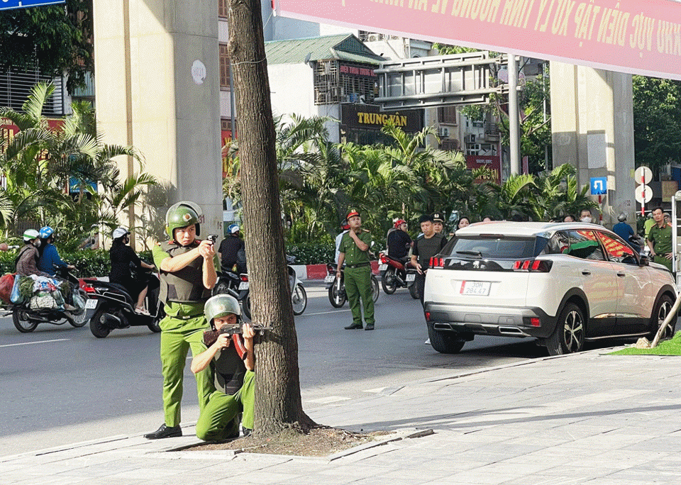 Lực lượng c&ocirc;ng an&nbsp; bao v&acirc;y khu vực.