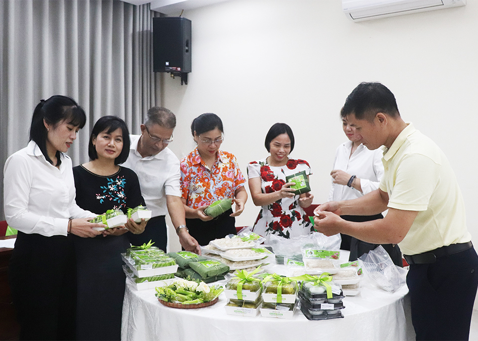 Trưng b&agrave;y sản phẩm cốm Mễ Tr&igrave; tại hội nghị.